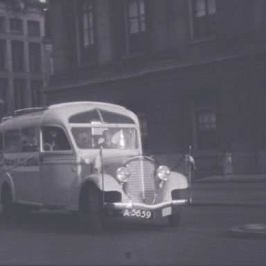 Kenteken: A 5659; Stewart bus, Grote Markt, Groningen, foto: still uit de film "VDJO Journaal Deel I", Luut Bartels, 1934-1936, coll. GrA (2209-AV0894)