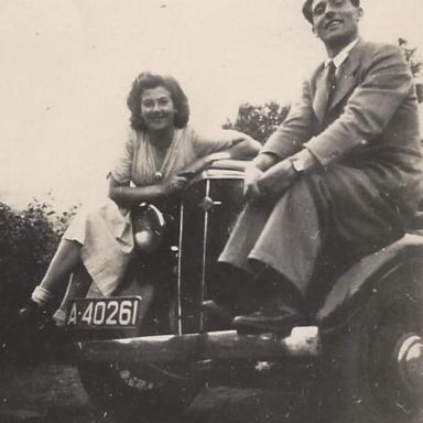 Kenteken: A 40261; Bé Hermse en Ida Blaauw op de auto van Eliazer Benjamins, foto: J. Heikens