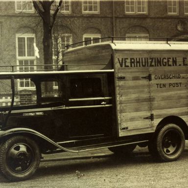 Kenteken: A 11018; De Chevrolet vrachtwagen van L. Benninga nog met kenteken A-14463 van Autohandel Ritzema & Co. foto: archief W. Mollema