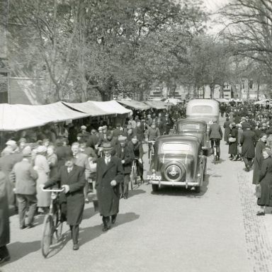 Kenteken: A 27530; Opel, Emmen, Hoofdstraat, ca. 1938, foto: <a href='https://zoeken.hierkomjijweg.nl/detail.php?nav_id=0-1&index=0&imgid=5557798&id=5577947' target='_blank'>hierkomjijweg</a>