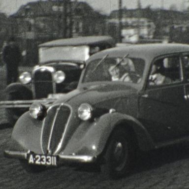 Kenteken: A 23311; Fiat 1100, foto: still uit de film "Familiebeelden", 1948, coll. GrA (2209-AV20266)