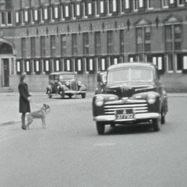 Kenteken: A 37792; Ford V8, Martinikerkhof, Groningen, foto: still uit de film "De Commerciële Club Groningen" J. Thie, 1949 coll. GrA (2209-AV0535)
