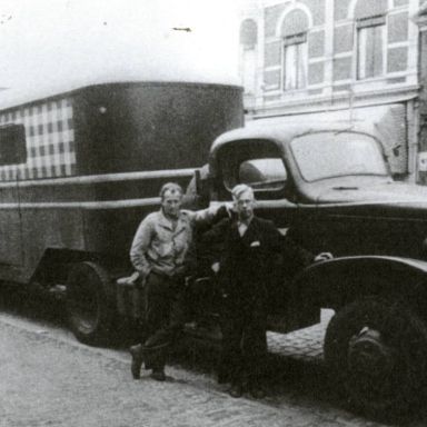 Kenteken: A 32720; Rechts bij de GMC K. Oosterloo, foto: archief W. Mollema