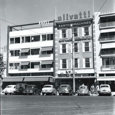 Kenteken: A 1588; Groningen, Grote Markt, 1955 (2248-5557); Fotograaf: Fotobedrijf Piet Boonstra