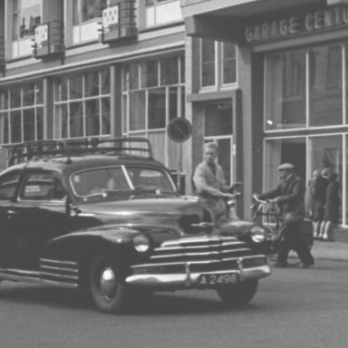 Kenteken: A 2498; Chevrolet Fleetline, Groningen, Oosterstraat, 1955, foto: uitsnede 2248-6951.jpg; Fotograaf: Fotobedrijf Piet Boonstra