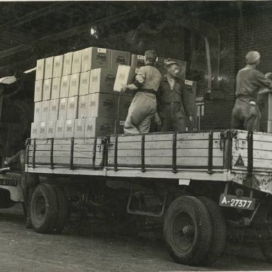Kenteken: A 27377; Inladen van dozen Brinta, foto: collectie Veenkoloniaal Museum (vm 3.2/09.BR.11)