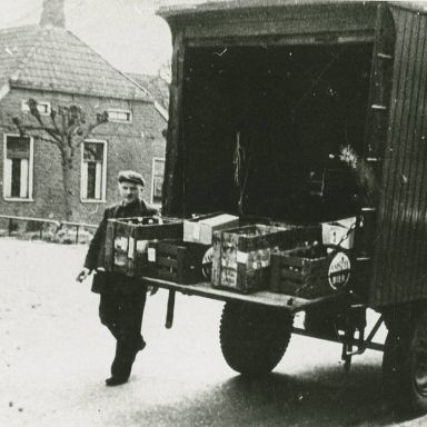 Kenteken: A 17796; Nieuw-Scheemda: vrachtbode G. de Raad ca. 1935 (818-10900)