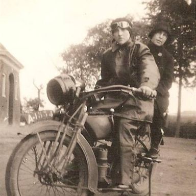 Kenteken: A 1534; Wanderer,  Grietje Bouwman als duo passagier. Bestuurder onbekend. foto: J. van der Ploeg