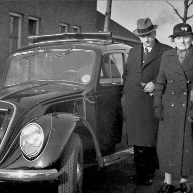 Kenteken: A 20823; Albert Jan Douwes met zijn vrouw Antje Douwes-Luursema naast de Fiat 1500, ca. 1937, foto: J. Douwes 