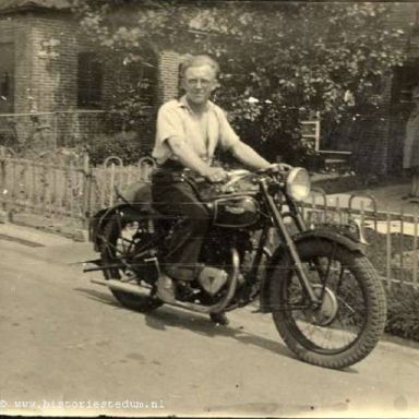 Kenteken: A 12411; Pieter Doff op de Triumph 3HW, Ten Post, foto: S. Doff via Stichting Historie Stedum