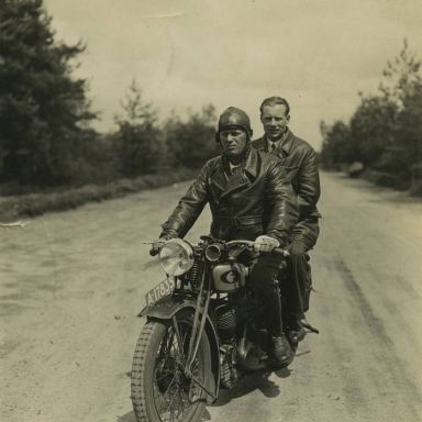 Kenteken: A 17835; Frans van Lingen (?) op de Triumph, foto: OVCG (2216_001)