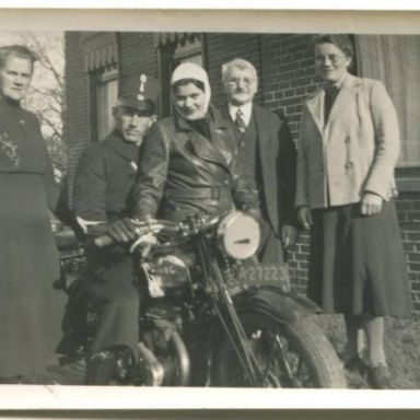 Kenteken: A 27223; Op de Ariel motor Jan Oosting met zijn toekomstige vrouw Wanda Moedt en zijn schoonouders, foto: <a href='http://www.marechausseesporen.nl/pagina_album_oosting_jan.htm' target='_blank'>http://www.marechausseesporen.nl/pagina_album_oosting_jan.htm</a>