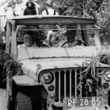 Kenteken: A 47057; Schoolfeest lagere school  Waterhuizen 1959, vader en zoon Kerlien in de Jeep, foto: H. Kerlien