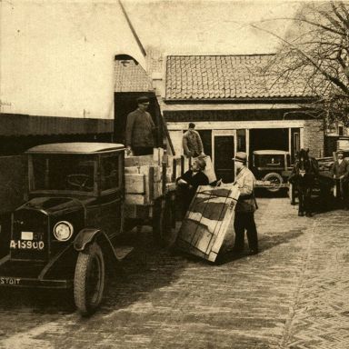 Kenteken: A 15900; foto uit boek Naaml. Vennootschap Fijnhouthandel v/h J. Stoit 1920-1930 (1957-27820)