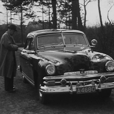 Kenteken: A 4680; Kaiser Frazer, foto: Still uit GAVA-film AV0456