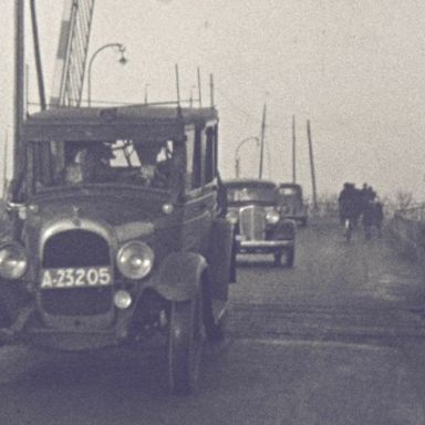 Kenteken: A 23205; Chrysler 50, foto: still uit de film "Dorpsfilm Hoogkerk", P. Mulder, 1936-1938, coll. GrA (2209-AV0010)