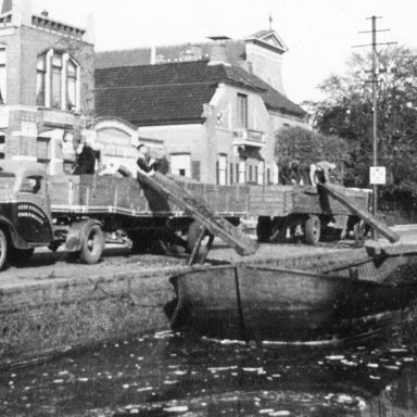 Kenteken: A 28066; Ford, Veendam, Boven Oosterdiep ten tijde van de aardappelcampagne ca. 1938, foto: uitsnede 818-21321