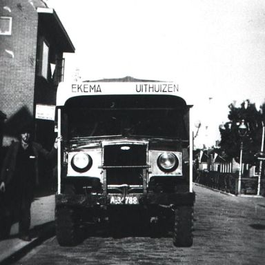 Kenteken: A 34788; Boderijder Ekema met een omgebouwde Ford legertruck, foto: archief W. Mollema