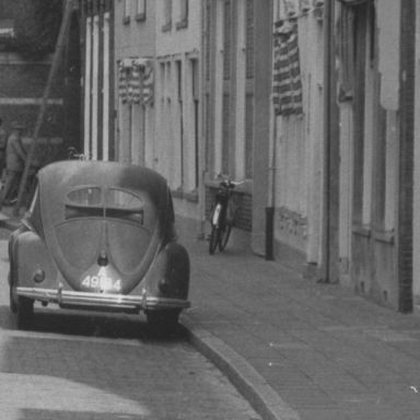 Kenteken: A 49184; Volkswagen, Groningen, Martinikerkhof ca. 1950, foto: uitsnede 1785-5241.jpg