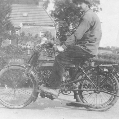Kenteken: A 5647; J.H. Klunder op de Indian (?) foto: H.P. van der Berg