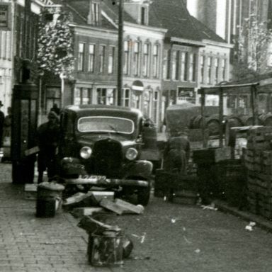 Kenteken: A 24272; Gedempte Zuiderdiep, oktober 1946, foto: uitsnede 2139-90.jpg