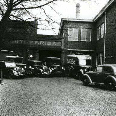 Kenteken: A 1986; Auto's bij de ingang van Branbergen, foto: collectie Streekhistorisch Centrum Stadskanaal (03585)