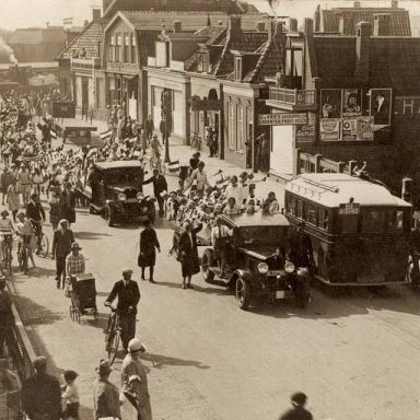 Kenteken: A 13254; Delfzijl. Nieuweweg, 1938 tijdens de festiviteiten ivm de geboorte van Prinses Beatrix, bron: <a href='http://fotos.serc.nl/groningen/delfzijl/delfzijl-57709/' target='_blank'>serc.nl</a>