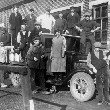 Kenteken: A 17810; Willys Overland Whippet Six met personeel van de voormalige Melkfabriek in Blijham, foto: <a href='https://www.facebook.com/StreekhistorieBellingwedde/' target='_blank'>facebookpagina Oud Bellingwedde</a>