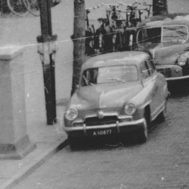 Kenteken: A 10877; Simca Aronde, Groningen, Vismarkt, ca. 1952, foto: uitsnede 2248-3663.jpg; Fotograaf: Fotobedrijf Piet Boonstra