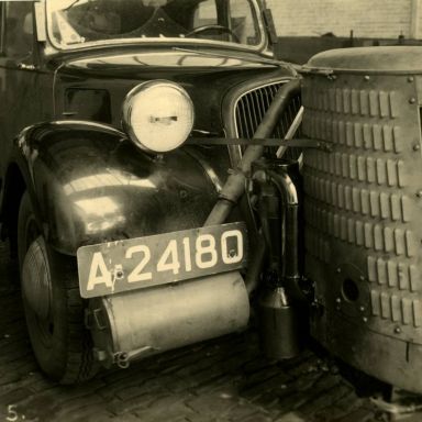Kenteken: A 24180; Citroën met Duintjer Turfgasgenerator, foto: archief Duintjer en zonen te Wildervank (1958-133)