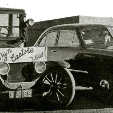 Kenteken: A 8669;  Tjabbo Hindrik Blaauw achter het stuur, staand links Durandus Kornelius Mensinga, foto: Fordwereld, maart 1949
