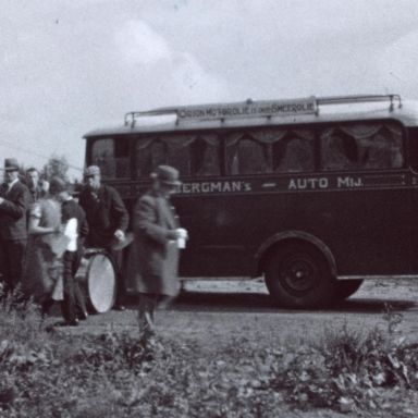 Kenteken: A 5830; Ford, Ter Apel, 1933, foto: still uit de film "Ouden van dagentocht en zwemwedstrijden Ter Apel", F.C.W.H. Lunow, 1933-1936, coll. GrA (2209-AV4946)