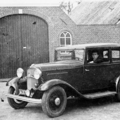 Kenteken: A 13743; Ford B, Mensingeweer, boerderij Hijlkemaheerd, Wildeveldseweg 2, ca. 1932; Fotograaf: P.J. Hijlkema