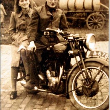 Kenteken: A 6784; Wierd Veenwijk, monteur bij Hes, en Haukje Slik op de Royal Enfield, foto: K. Mollema