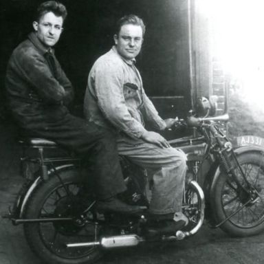 Kenteken: A 1331; Heijes en monteur achterop de Indian motor, foto: B. Heijes