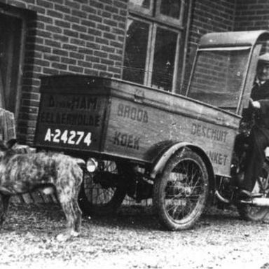 Kenteken: A 24274; Eelderwolde, bakker Douwe van Ham op de motorbakfiets, foto: J. Cleij