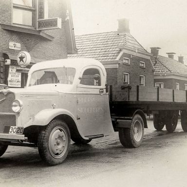 Kenteken: A 25679; Commer vrachtwagen voor garage Doornbos, Slochteren, foto: R. Heersema