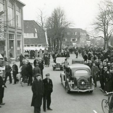 Kenteken: A 6562; De auto op de marktdag in Emmen, ca. 1935, foto: <a href='https://www.facebook.com/EmmenInBeeld/' target='_blank'>facebookpagina Emmen in Beeld</a>