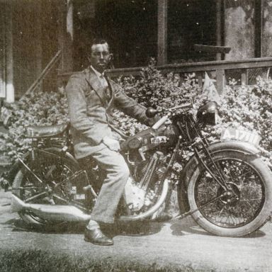Kenteken: A 17111; BSA 500 sloper, Bron: "De motorfiets in Nederland 1895-1940" uitgave t.g.v. 35-jarig jubileum van de Veteraan Motoren Club