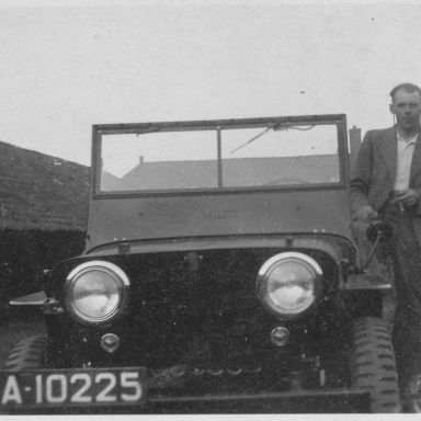 Kenteken: A 10225; Derk Oosting, brandmeester steenfabriek Nijverheid bij de  Willys Jeep van E. Boerema, Fivelzigt, foto: J. Oosting