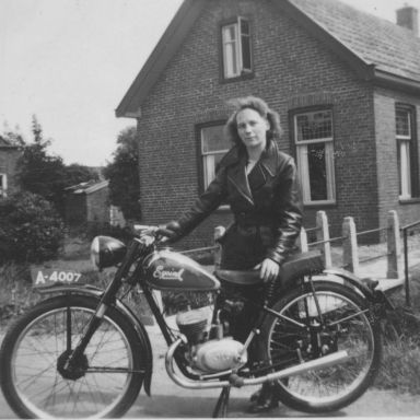 Kenteken: A 4007; Bierum, Hereweg, Tine Eppinga naast de Eysink, 1947, foto: Gemeente Delfzijl (NL_GDZI_VerzBuit00216_1)