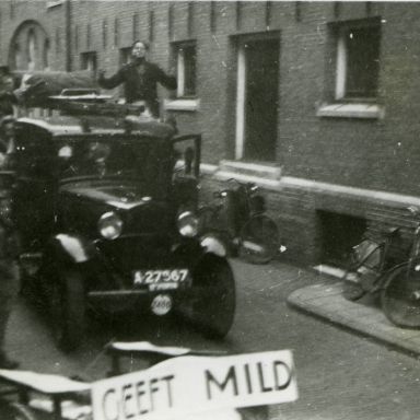 Kenteken: A 27567; Ford, foto uit fotoalbum padvinderij van Bernard Huisman, 1944-1946 (2139-0331)
