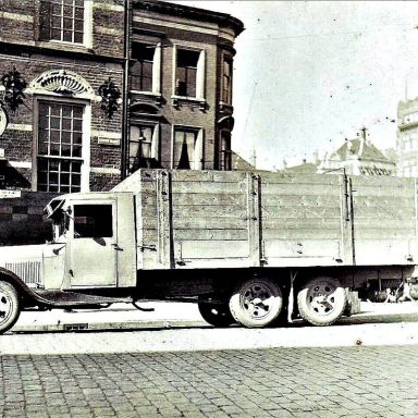 Kenteken: A 17522; Vrachtauto van Rense Mulder bij het stadhuis in Groningen. foto: J. Kampen