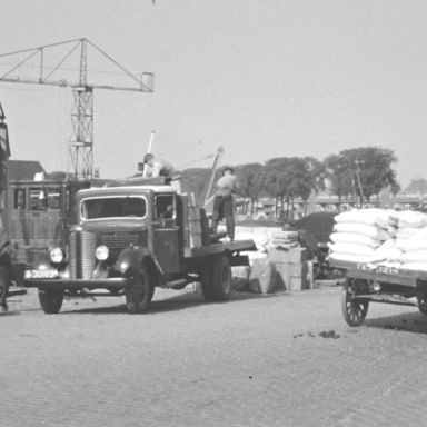 Kenteken: A 30189; Dodge, foto: still uit de film "Groningen II", J. Petersen, 1930-1948 coll. GrA (2209-5184)
