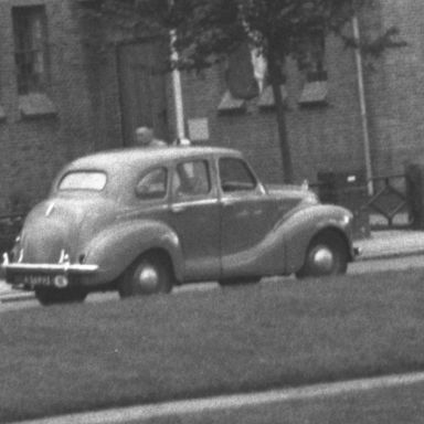 Kenteken: A 36993; Austin A40,  Delfzijl, Menno van Coehoornsingel, 1953, foto: uitsnede 2248-3861; Fotograaf: Fotobedrijf Piet Boonstra