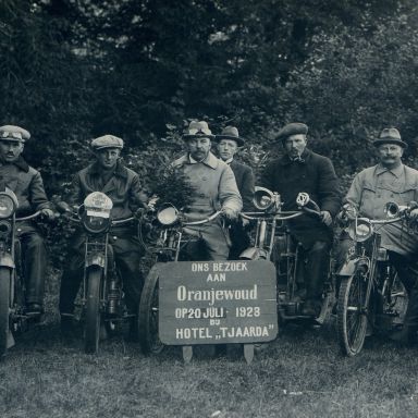 Kenteken: A 5996; Groninger motorrijders bij Hotel Tjaarda, 20-07-1923, foto: <a href='https://onserfgoed.noorderstruun.nl/detail.php?nav_id=0-1&index=105&imgid=1332789&id=1418903' target='_blank'>Museum Heerenveen</a>