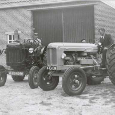 Kenteken: A 40409; Links de oude Fordson tractor en rechts de nieuwe Fordson Major tractor, beide met kenteken A-40409, Hebrecht, 1950 (2437-5516)