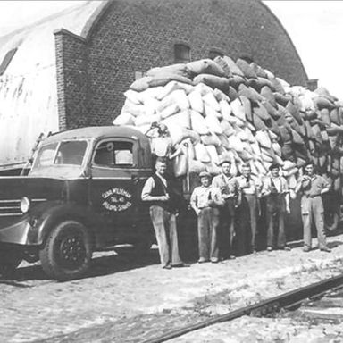 Kenteken: A 39479; Wildeman Transport met een zwaar beladen vracht zaad bij Korenpak transport ca. 1950, foto: <a href='https://nl-nl.facebook.com/Vissersdijk-History-Winschoten-583770398339545/' target='_blank'>facebookpagina vissersdijk history</a>