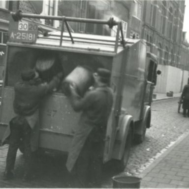 Kenteken: A 25181; Ford V8, foto: archief Gemeentereiniging (1475)