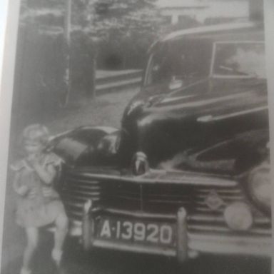 Kenteken: A 13920; Hudson Super Six, Wilhelminalaan 1, Haren. Op de bumper Marjan Dröge, foto: T.G.R. Dröge 